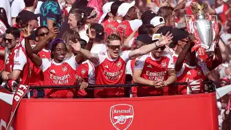 Arsenal, 22 Yıl Aradan Sonra Gelen Şampiyonluğu Taraftarıyla Kutladı