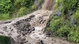 Artvin Borçka'da Heyelan ve Taşkınlar Köy Yollarını Kapattı