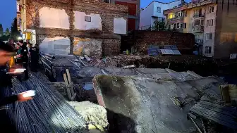 Balıkesir'de Temel Kazısı Sırasında 3 Katlı Bina Yıkıldı