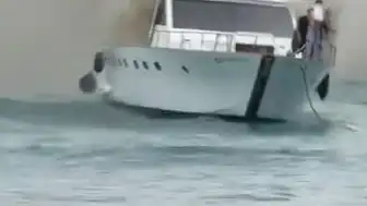 Beşiktaş Bebek Sahili'nde Teknede Yangın Söndürme Çalışmaları Devam Ediyor