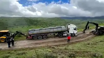 Bolu'da Bayram Tatilinde Köy Yollarını Kullanan Kamyonlar Çamura Saplandı
