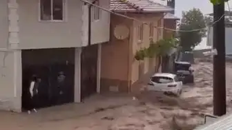 Bursa'da Şiddetli Yağış Sele Neden Oldu: Evleri Su Bastı, Çatı Çöktü