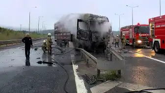 Çekmeköy'de Bariyerlere Çarpan TIR Alev Aldı: Sürücü Hafif Yaralandı