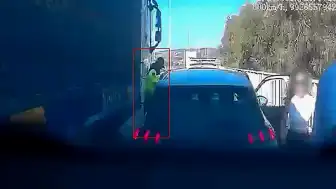 Çeşme'de Jandarma Personeli Tır ile Otomobil Arasında Sıkıştı: Ölümden Döndü