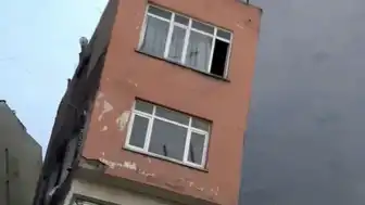 Erdek'te İnşaat Kazısı Nedeniyle 2 Katlı Bina Yıkıldı