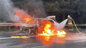 Esenyurt'ta Seyir Halindeki Otomobilde Yangın Çıktı