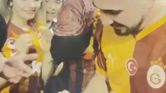 Galatasaray Taraftarı Şampiyonluk Kutlamasında Evlilik Teklifi Etti