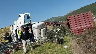 Gaziantep'te Tır Devrildi: Sürücü Yaralandı