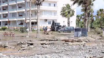 Hatay'da Sağanak Afet Yarattı: Cadde ve Sokaklar Sular Altında Kaldı, 17 Araç Hasar Gördü