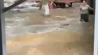 Hatay'da Sağanak Yağış Nedeniyle Caddeler ve Evler Su Altında Kaldı
