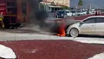 Hatay'da Seyir Halindeki Otomobil Alev Aldı
