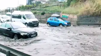 İstanbul'da Kuvvetli Sağanak: Yollar ve Tüneller Sular Altında Kaldı