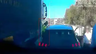 İzmir-Çeşme Otoyolu'nda Tehlikeli Anlar: Jandarma Personeli Tır ile Otomobil Arasında Sıkıştı
