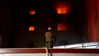 İzmir'de 5 Katlı Ayakkabı İmalathanesinde Yangın: 1 Kişi Dumandan Etkilendi