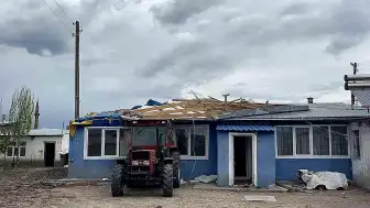 Kars'ta Şiddetli Rüzgar Maddi Hasara Yol Açtı: Çatılar Uçtu, Güneş Panelleri Savruldu