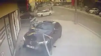 Kocaeli'de Kontrolden Çıkan Otomobil İş Yerine Girdi: Kaza Anı Kamerada