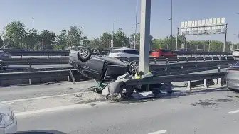 Küçükçekmece'de Trafiği Aksatan Kaza: Otomobil Takla Attı