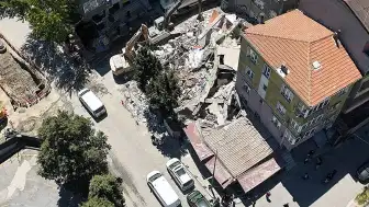 Küçükçekmece'de Yıkım Sırasında Bina Çöktü, Bitişik İş Yeri Zarar Gördü
