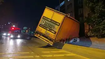 Küçükçekmece'de Yokuşta Geri Kayıp Refüjde Asılı Kalan Tır Trafiği Durdurdu