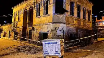 Manisa'da Tarihi Bina Çöktü: Araç Hasar Gördü