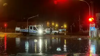 Osmaniye'de Sağanak Yağış Hayatı Olumsuz Etkiledi: Araçlar Suda Mahsur Kaldı