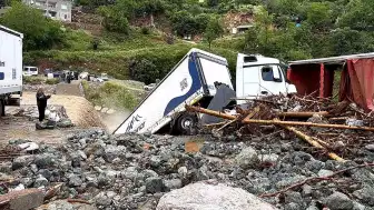Osmaniye'de Sağanak Yağış Nedeniyle Heyelan: 6 Tır Zarar Gördü, Köy Yolları Kapandı