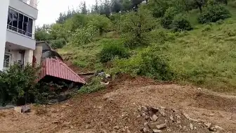 Osmaniye'de Sağanak Yağış Nedeniyle Toprak Kayması: Prefabrik Ev Yıkıldı, Traktör Göçük Altında Kaldı