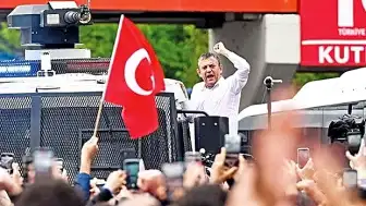 Özgür Özel, TOMA Üzerine Çıkarak TBMM'ye Yürüdü