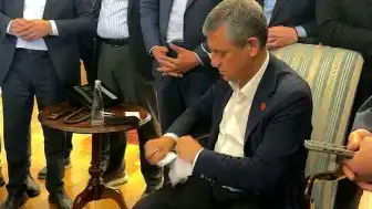 Özgür Özel'e Tebliğ Edilen Mutlak Butlan Kararı Belgesini Yırttı