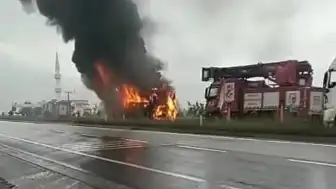 Sakarya'da Yolcu Otobüsü Motor Kısmından Alev Alarak Yandı