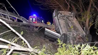 Sivas'ta Otomobil Ağaca Çarparak Devrildi: 1 Ölü, 4 Yaralı