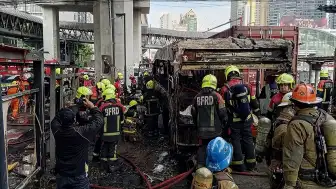 Tayland'da Yük Treni Halk Otobüsüne Çarptı: 8 Kişi Hayatını Kaybetti