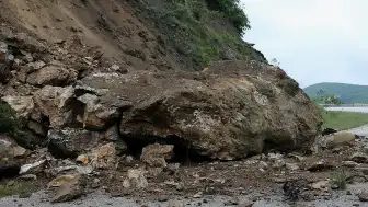 Tokat-Çat kara yolu heyelan nedeniyle ulaşıma kapandı
