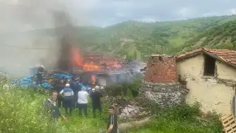 Tokat'ın Zile İlçesinde Çıkan Yangında Ahşap Ev Kullanılmaz Hale Geldi