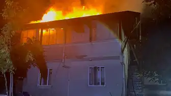 Tosya'da 2 Katlı Evde Yangın: Çift Son Anda Kurtuldu