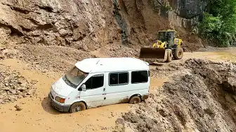 Trabzon'da Heyelan Nedeniyle Minibüs Çamura Saplandı: 3 Kişi Kurtuldu