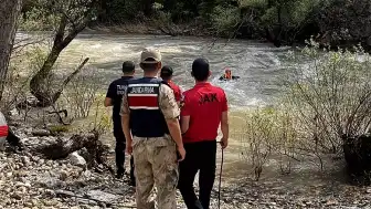 Tunceli'de Pülümür Çayı'nda Ağaçta Mahsur Kalan Vatandaş Jandarma Tarafından Kurtarıldı