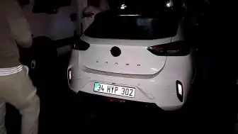 Üsküdar'da Park Halindeki Üç Araç Alevlere Teslim Oldu