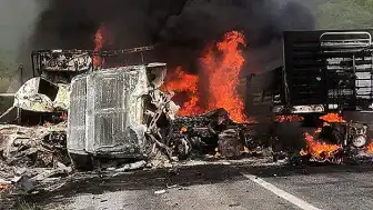 Van-Tatvan kara yolunda feci kaza: 2 sürücü hayatını kaybetti