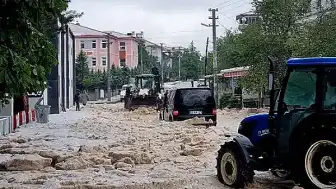 Afyonkarahisar'da Şiddetli Dolu Yağışı Hayatı Felç Etti, Tarım Arazileri Zarar Gördü
