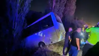 Ankara Mamak'ta Servis Minibüsü ile Otomobil Çarpıştı: 8 Yaralı