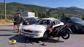 Aydın'da Üç Aracın Karıştığı Kazada Motosiklet Otomobile Saplandı: 2 Yaralı
