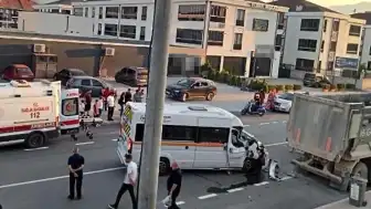 Bursa İnegöl'de Servis Minibüsü Kamyona Çarptı: 1 Ağır Yaralı