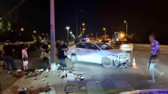 Bursa Osmangazi'de Makas Atan Otomobil İki Aracı Dereye Sürükledi: 6 Yaralı