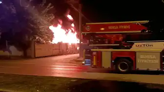 Bursa'da Geri Dönüşüm Tesisinde Yangın Söndürüldü