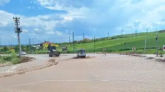 Çorum'un Alaca İlçesinde Sağanak Tarım Arazilerine Zarar Verdi, Ulaşımda Aksamalara Neden Oldu