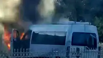 Diyarbakır'da Seyir Halindeki Minibüs Alevlere Teslim Oldu
