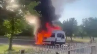 Diyarbakır'da Seyir Halindeki Minibüs Yanarak Kullanılamaz Hale Geldi