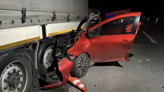Edirne'de Tıra Arkadan Çarpan Otomobilin Sürücüsü Hayatını Kaybetti