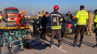Erzurum'da Trafik Kazası: Otomobil ile Kamyonetin Çarpışması Sonucu 3 Kişi Yaşamını Yitirdi